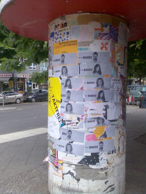 Historische Plakatierung der Guerilla-Marketing-Kampagne im Berliner Stadtraum.