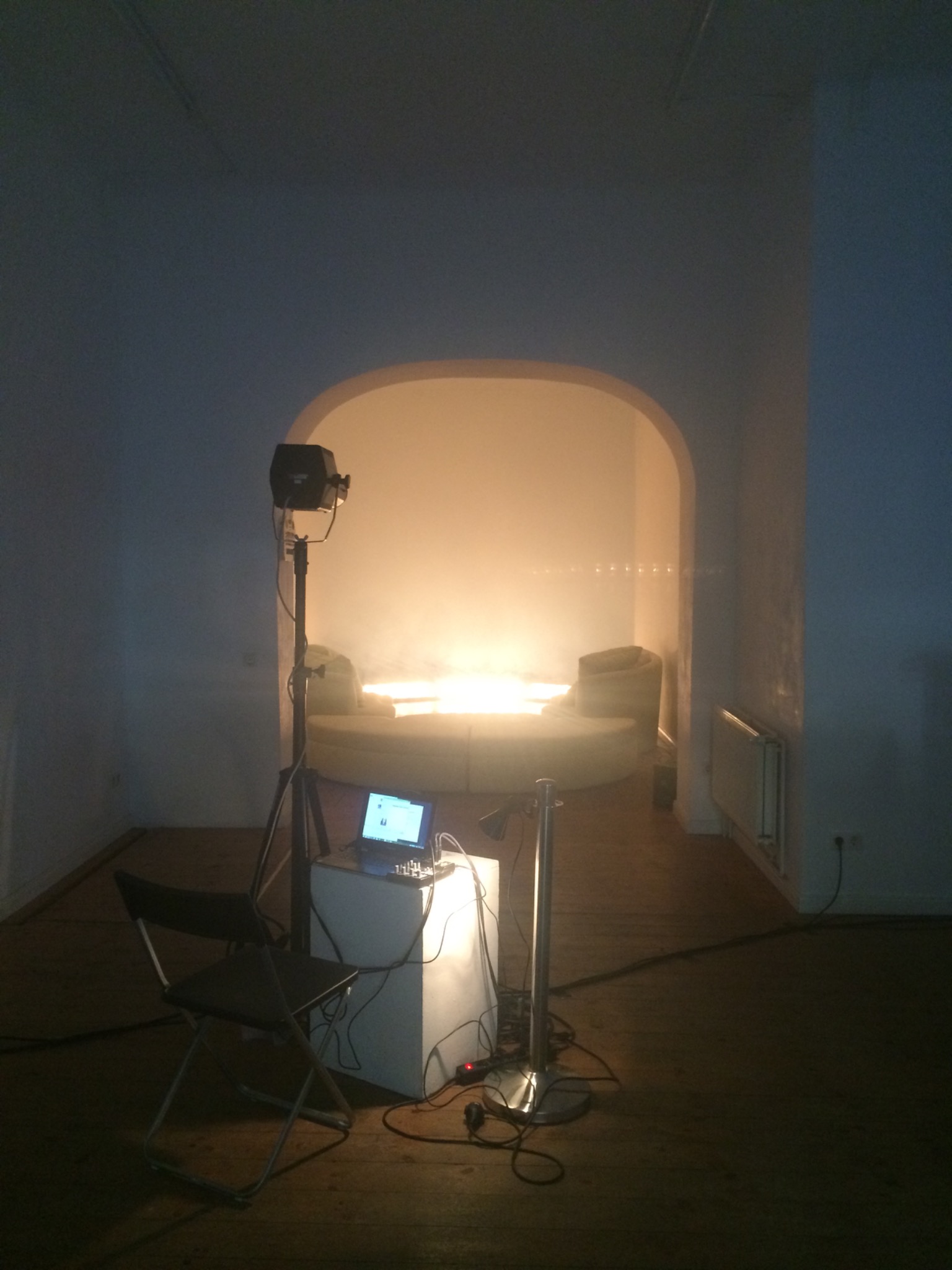 Probebühnenaufbau mit Klappstühlen, Laptop, Lichttechnik, Kordel und der Sofainsel im Nebel.