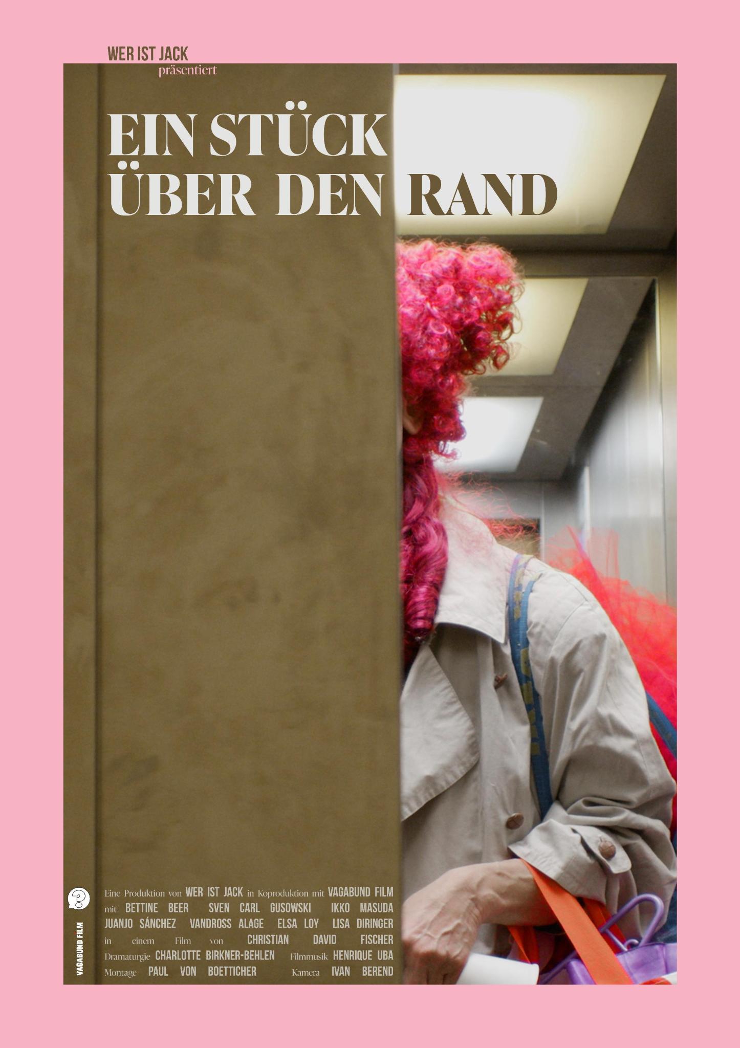 Offizielles Filmplakat: Eine Figur mit pinker Perücke tritt teilweise hinter einer Aufzugstür hervor.