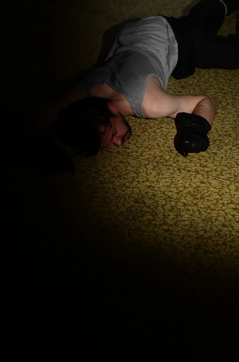 Die Figur liegt mit Boxhandschuhen auf dem Teppich.