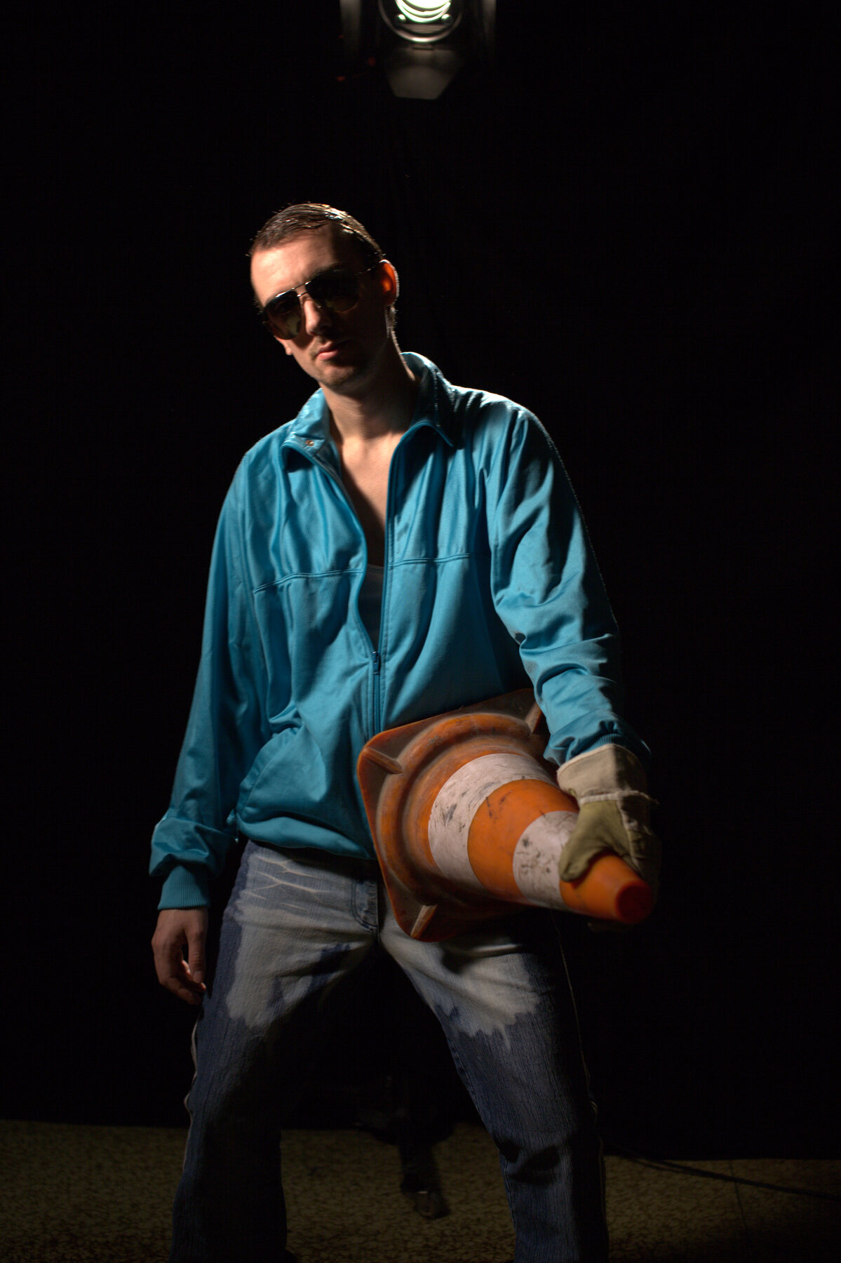 Ein Arbeiter mit Spiegelbrille hält einen Ball unter dem Arm.