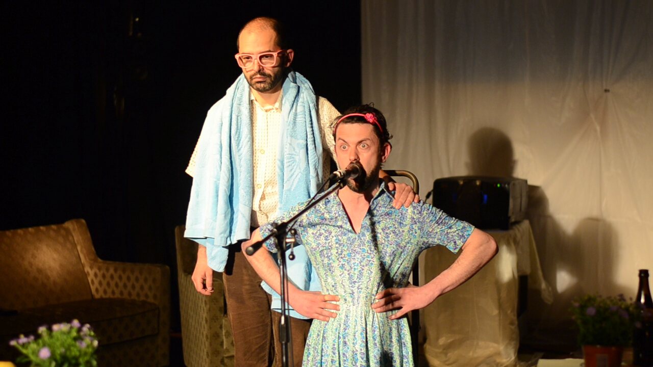 Das entführte Mädchen mit Bart und der spanische Einwanderer im Rroma Aether Klub Theater.